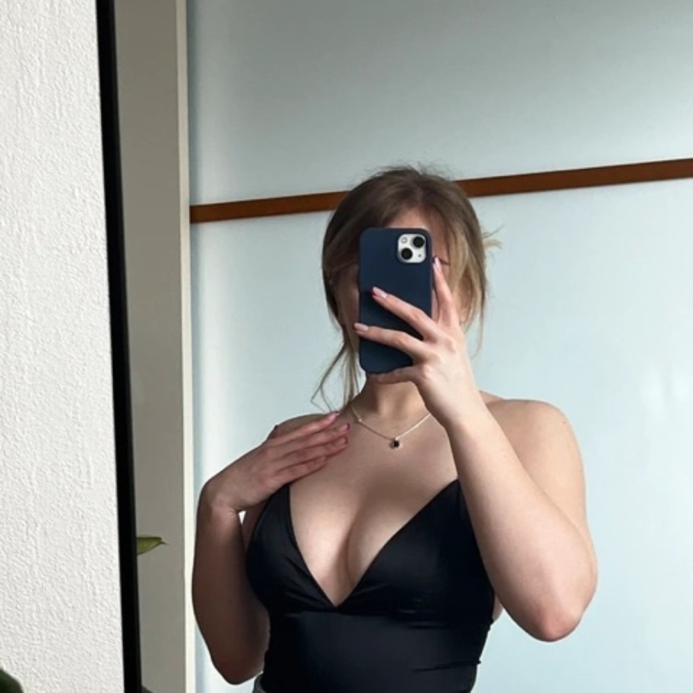 Black Amisu Crop Top - Picture 2 of 5